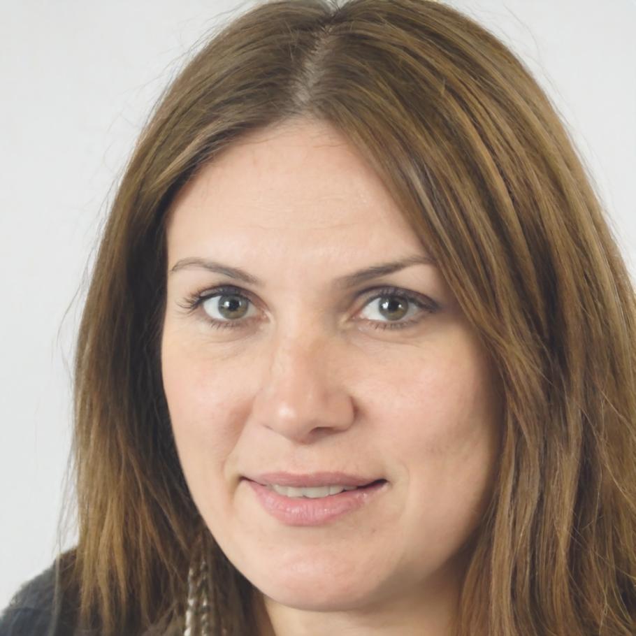 Cliente satisfecha mostrando su experiencia positiva con nuestros servicios florales