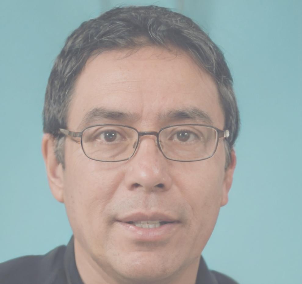 Retrato de cliente satisfecho con nuestros servicios de diseño floral estacional