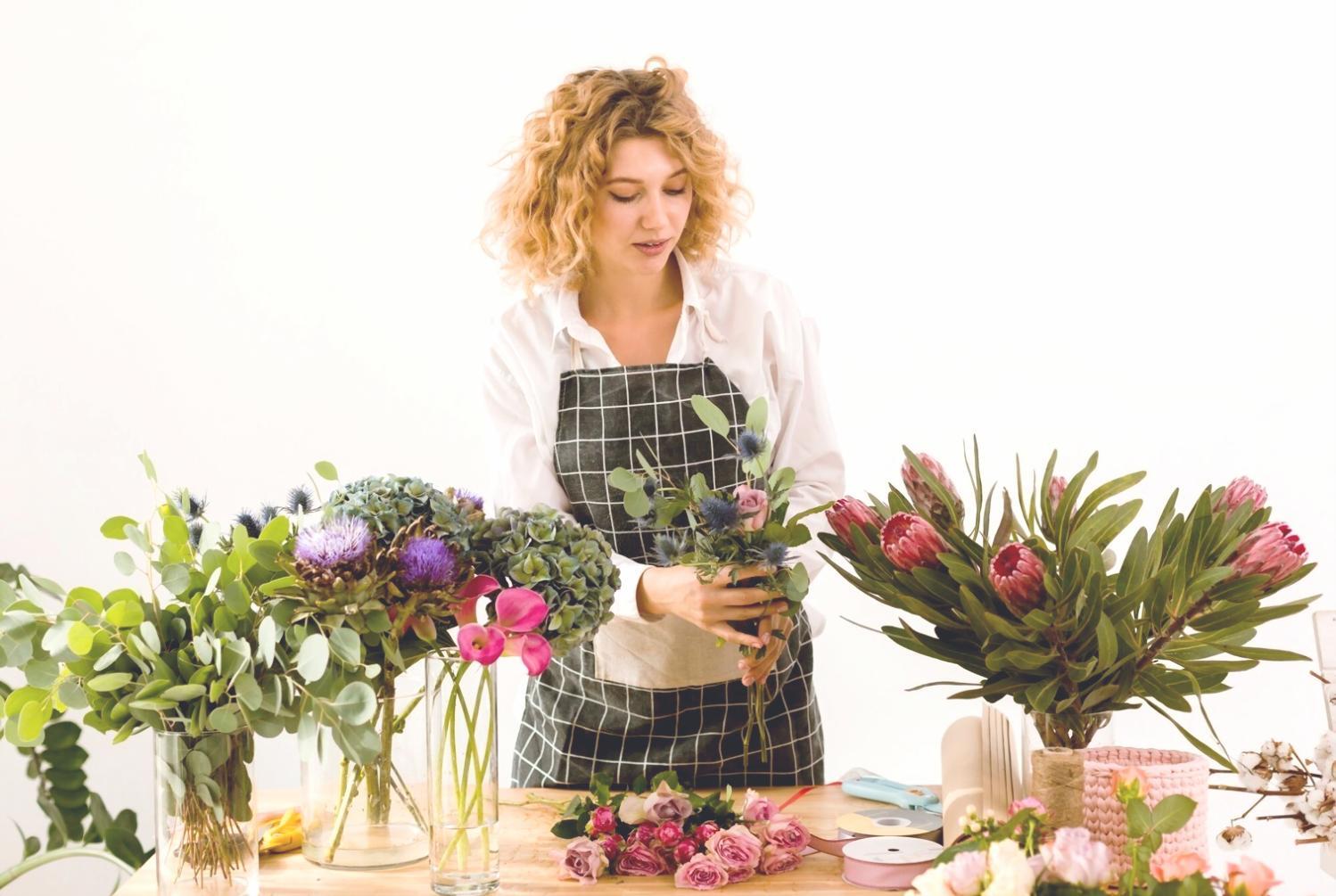 Composición floral estacional que demuestra la armonía entre colores naturales y diseño contemporáneo